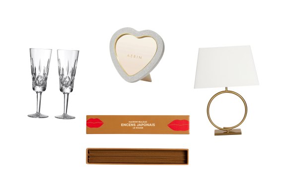 Flûtes à champagne « Lismore » ;  Monture « Coeur de Galuchat » ;  Encens « Le Rouge » ;  Lampe de table « Memento Twist Circle ».  