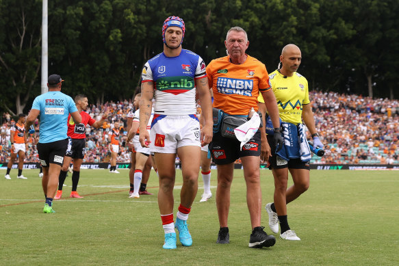 Kalyn Ponga de Newcastle quitte le terrain après avoir été commotionné contre les Tigres l'année dernière.