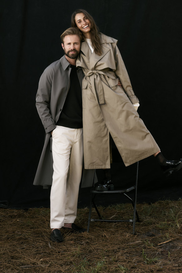Tom : trench Venroy, 350 $, et pantalon, 180 $.  Pull en laine d'agneau Jac + Jack « Foley », 450 $.  Ses propres chaussures.  Dominique : trench Venroy, 340 $.  T-shirt à manches longues Jac + Jack « Quad », 160 $.  Mocassins Senso « Cooper II », 259 $.  Ses propres chaussettes.