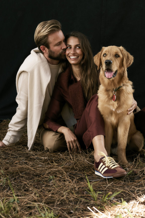 Tom : Pull en cachemire Jac + Jack « Beckham », 450 $ (également autour des épaules), et pantalon « Hiles », 380 $.  Dominique : Pantalon en soie Jac + Jack « Adara », 450 $, chemise en soie « Talo », 380 $ et pull « Elmo », 560 $.  Baskets Adidas, 150 $.