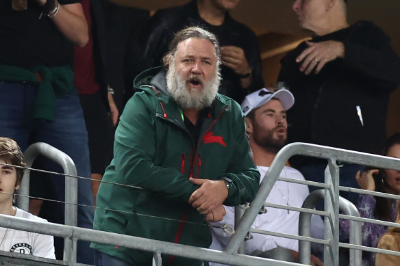Russell Crowe regarde les Rabbitohs jouer contre les Roosters en 2021.