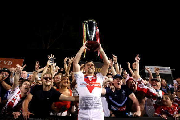 Lewis Dodd célèbre le World Club Challenge l'année dernière à Penrith.