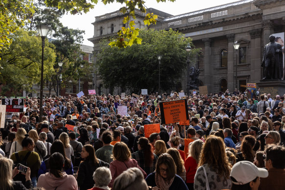 Des milliers de personnes ont défilé dimanche à Melbourne pour protester contre la violence sexiste.