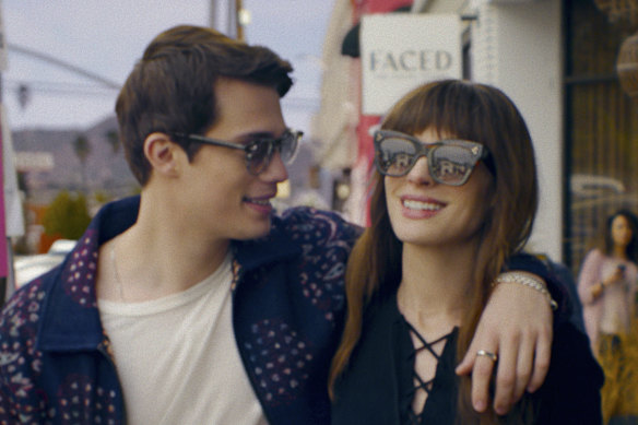 Nicholas Galitzine et Anne Hathaway dans L'idée de toi. Les deux hommes se sont liés par leur amour mutuel pour le club de football d’Arsenal.