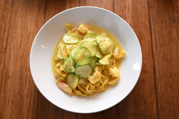 Tagliatelles au safran, crevettes, courgettes blanches et beurre de citron vert à la Cicciolina St Kilda.