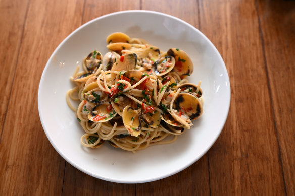 Spaghetti vongole aux pippies, ail, citron, piment, huile d'olive et persil chez Cicciolina.