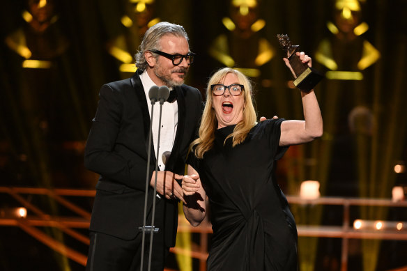 Miller, avec James Bierman, reçoit l'Olivier Award de la meilleure nouvelle pièce en avril 2023.