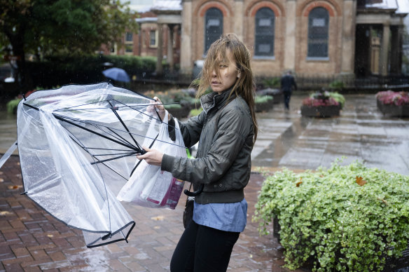 Les gens sont encouragés à utiliser un parapluie et non des imperméables par temps humide pour éviter ce qu’on appelle les « produits chimiques éternels ».