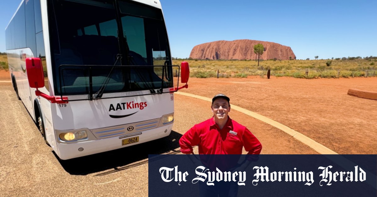 Le guide touristique d'Uluru qui se lève avant le lever du soleil