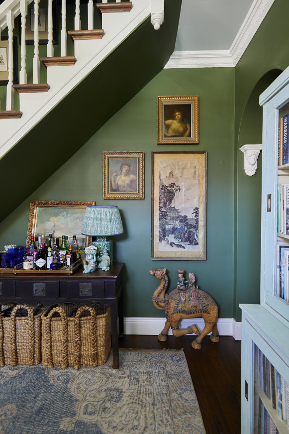 « Green Velvet » de Porter's Paints figure dans la salle de réception. Sous les escaliers, Baker a aménagé un bar à cocktails à partir d'une console chinoise antique.