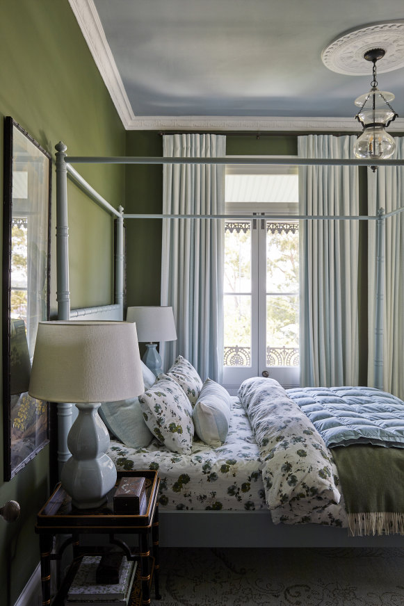 «J'ai acheté le lit à baldaquin 'Cayman' de Xavier Furniture», explique Baker. «J'aime la façon dont les lits à baldaquin créent un cadre graphique dans une chambre.»