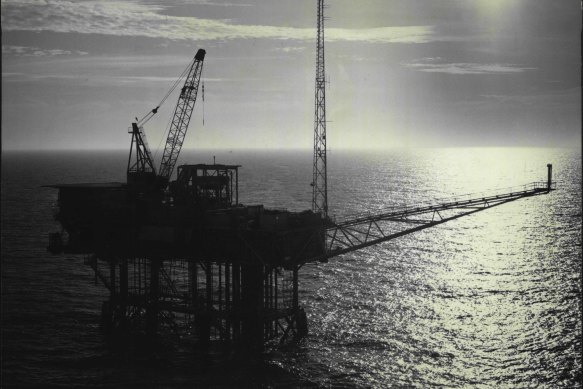 La plate-forme Kingfish A d'Esso dans le détroit de Bass, photographiée en 1986, arrive à la fin de sa durée de vie.