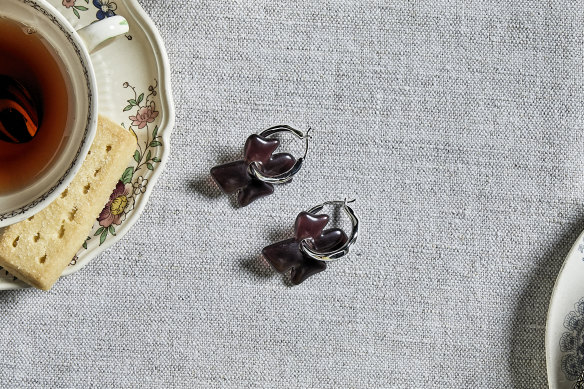 Boucles d'oreilles « Fleur de verre », 220 $.