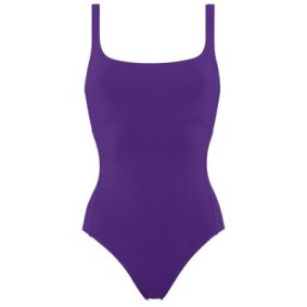 Un maillot de bain Eres fait également office de tenue de plage et de tenue de soirée pour Bouhadana.