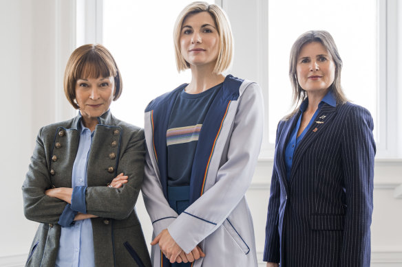 Le 13ème Docteur (Jodie Whittaker, au centre) avec ses compagnons de « l'ère classique » Tegan (Janet Fielding, à gauche) et Ace (Sophie Aldred) dans Doctor Who.