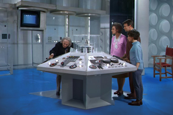 Là où tout a commencé… le Docteur (William Hartnell), Barbara (Jaqueline Hill), Ian (William Russell) et Susan (Carole Ann Ford) dans Doctor Who.