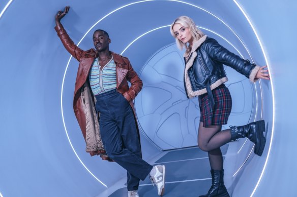 Gatwa et Gibson dans la nouvelle série de Doctor Who.