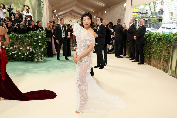 Nue, mais moderne : Greta Lee en Loewe.