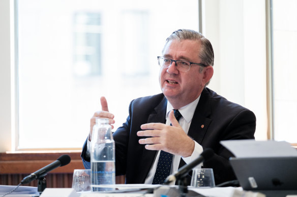 Le sénateur de la coalition, Paul Scarr, a contribué à la rédaction de recommandations visant à réviser le projet de loi.
