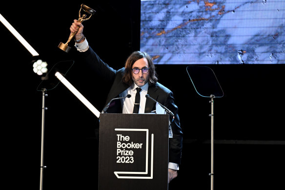 Paul Lynch célèbre son roman Prophet Song en remportant le Booker Prize.