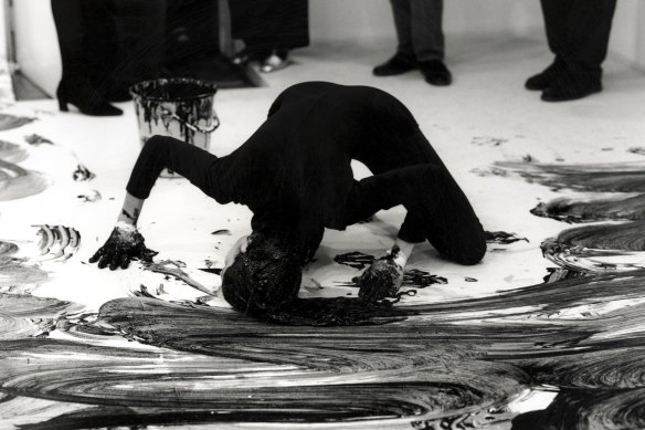 Janine Antoni, Soins affectueux 1992.