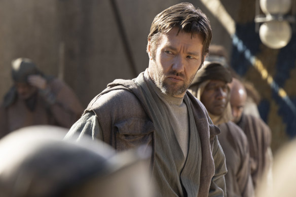 Joel Edgerton dans le rôle d'Owen Lars dans Obi-Wan Kenobi, l'une des rares séries télévisées dans lesquelles il a joué.