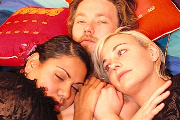 Joel Edgerton avec Deborah Mailman (à gauche) et Abi Tucker dans The Secret Life of Us.
