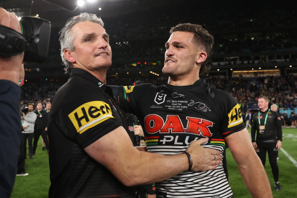 Nathan et Ivan Cleary célèbrent la victoire de la grande finale 2022.