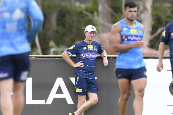 Justin Holbrook regarde David Fifita s'entraîner avec les Titans lors de la pré-saison de l'année dernière.