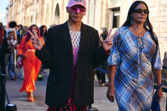 Street style à la Fashion Week australienne 2023 capturé par Dan Castano.