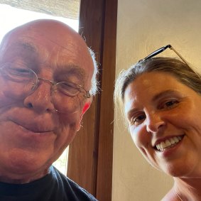 L'acteur Chris Haywood rencontre sa fille Claire pour la première fois sur le Camino de Santiago en Espagne.