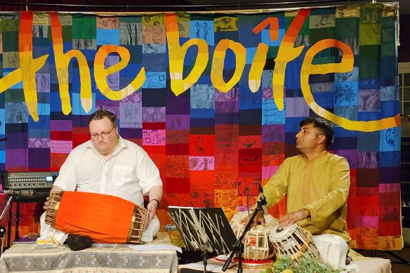 Un amalgame passionnant : Adrian Sherriff a été rejoint par le remarquable Jay Dabgar au tabla.