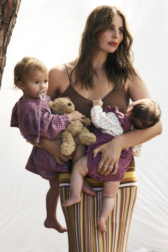 Clinton porte une robe Faithfull.  Bambi et Soul portent des vêtements Nature Baby.