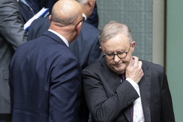 Le chef de l'opposition Peter Dutton passe devant le Premier ministre Anthony Albanese. L'un d'eux est sur le point de découvrir que la lecture des sondages faite par son adversaire était correcte depuis le début.