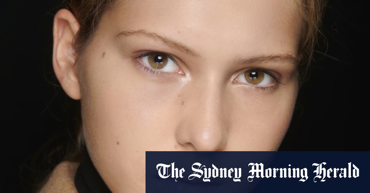 Les sourcils plus fins et plus clairs sont de retour, mais avec une touche moderne