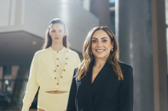 Engagé à tricoter… Le mannequin Margie Woods (à droite) Darcy Jackson porte un ensemble tricoté de son défilé de la fashion week.