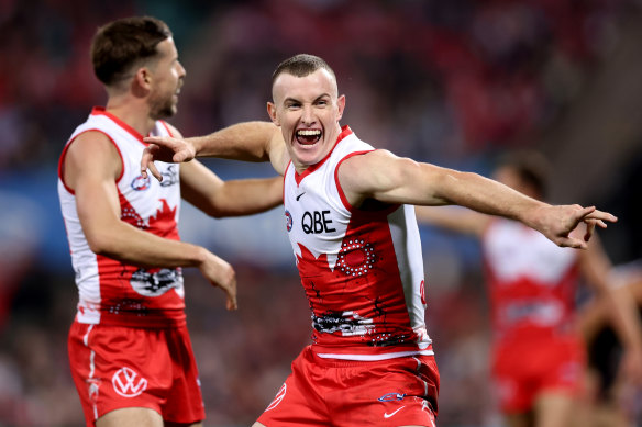 Chad Warner célèbre l'un de ses trois buts.
