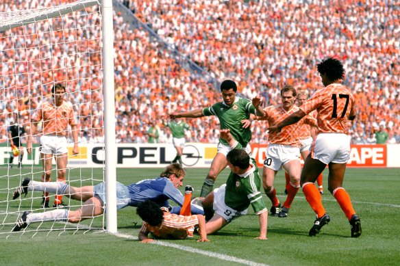 Paul McGrath (au centre) représente l'Irlande contre la Hollande lors de l'Euro 1988.