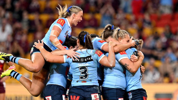 Les Sky Blues célèbrent après qu'Emma Tonegato ait marqué en premier.