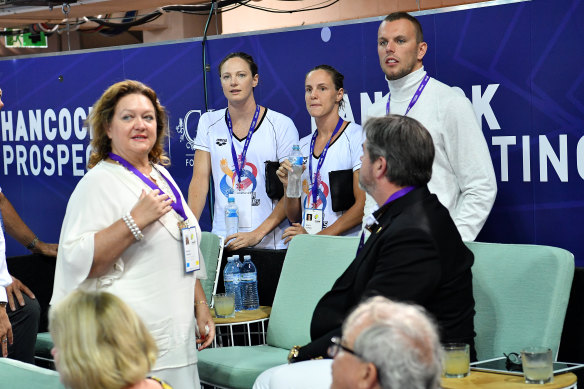 Gina Rinehart est vue en train de parler aux nageurs Cate Campbell (deuxième à gauche), Bronte Campbell et Kyle Chalmers lors des essais de natation australiens de 2018.