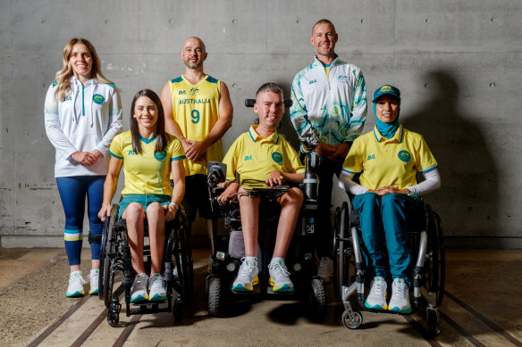 Certains paralympiens australiens lors du lancement de l'uniforme de l'équipe à Sydney vendredi. 