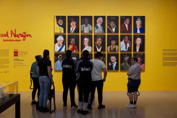 Les visiteurs de la galerie voient vendredi l'œuvre de Vincent Namatjira à la National Gallery.