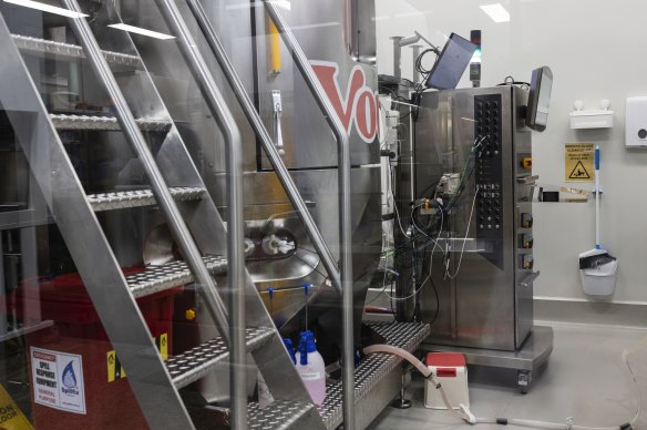 Les cellules de viande cultivées se reproduisent dans des cuves géantes, dans un processus similaire au brassage ou à la culture d'un levain.
