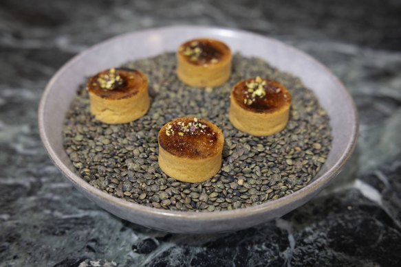 Coquilles de pâtisserie contenant du Parfait Forgé avec une garniture de brûlée.