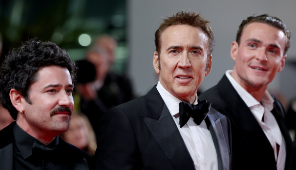 Lorcan Finnegan (à gauche), Nicolas Cage et l'acteur Alexander Bertrand lors de la première mondiale de The Surfer à Cannes.
