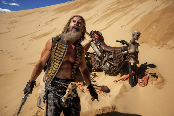 Chris Hemsworth vole presque la vedette en tant que chef de gang Dementus dans Furiosa : A Mad Max Saga.
