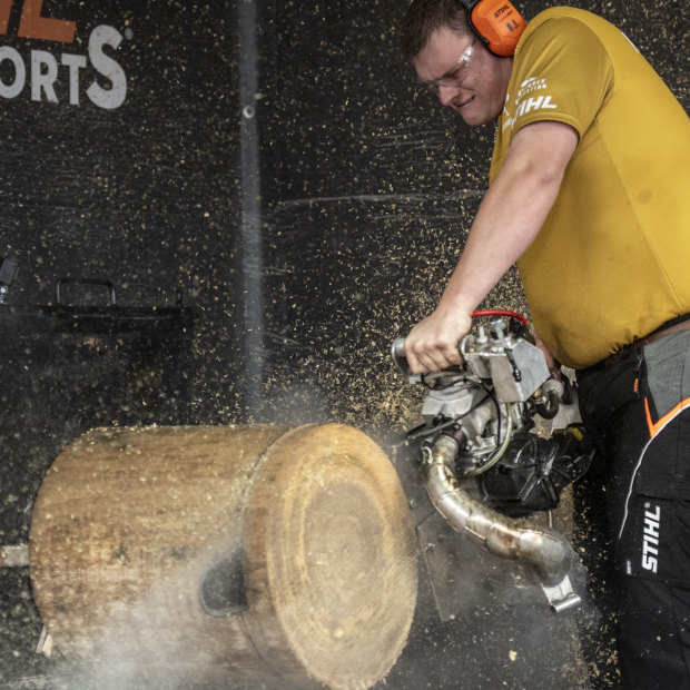 L'athlète de Grafton Chris Owen tient une tronçonneuse de 30 kg lors des championnats australiens virtuels 2020.