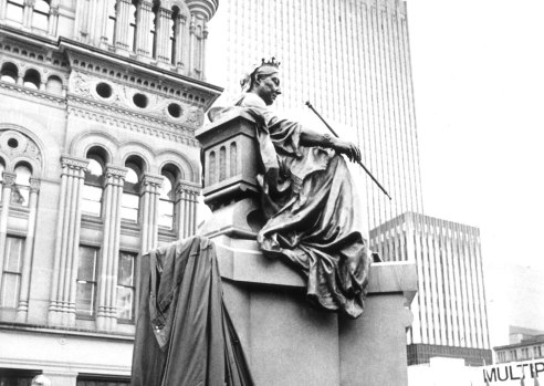 La statue de la reine Victoria est dévoilée devant le Queen Victoria Building à Sydney en 1987.