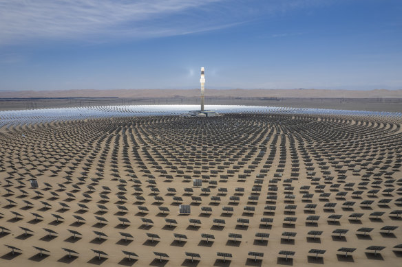Vue partielle d'une centrale thermique solaire à tour de sel fondu à Jiuquan, en Chine.