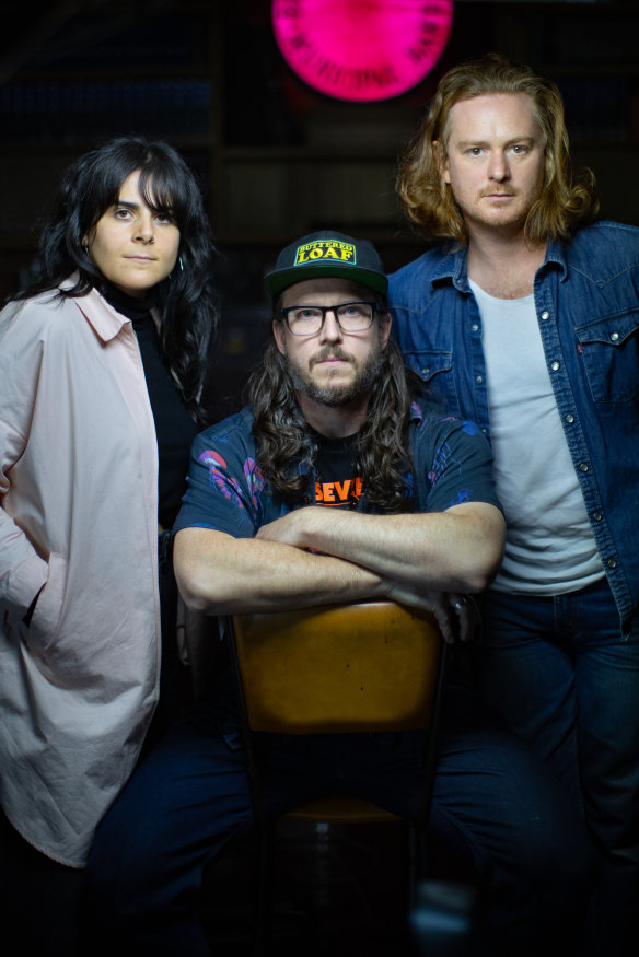Selene Messinis, Sam Cope et Liam Gough ont adopté un style musical plus complexe.